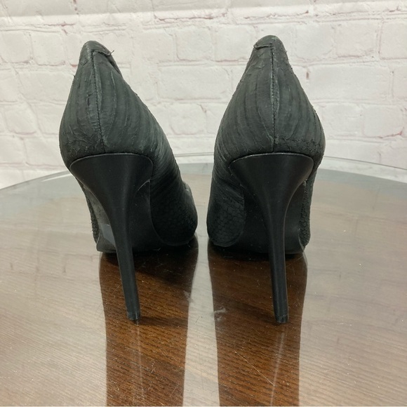 BCBG MAX AZRIA snake skin embossed leather pointy toe stiletto pumps 9.5 New - Picture 16 of 17